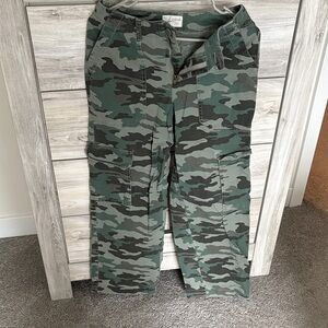 Universal Thread Green Camouflage Pants